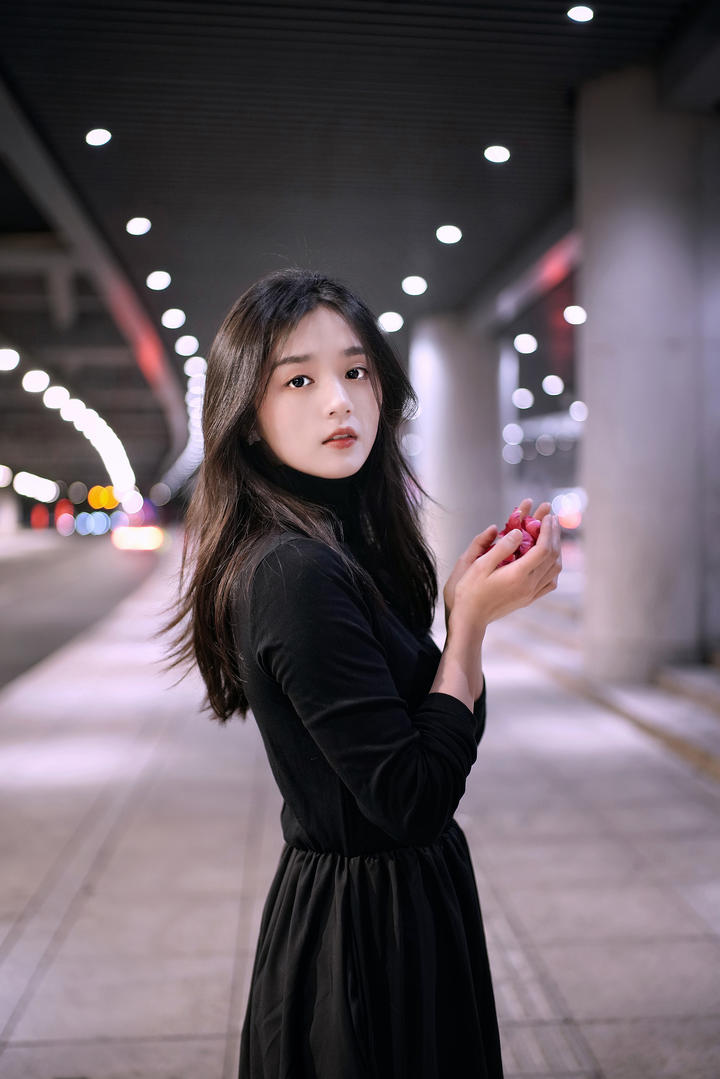 小黑花花跳过河